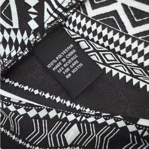Zac & Rachel Medium 100% Polyester Black White Geometric Pattern Blouse - Picture 4 of 8